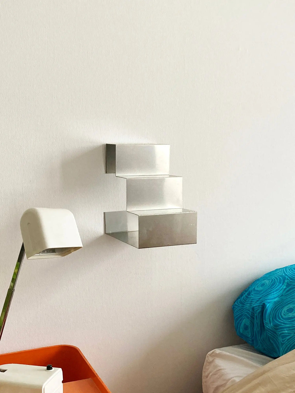 Wall-mounted aluminum shelf "SCAL 12" by OK.VMH, modern design, ideal as a bedside or sofa-side table