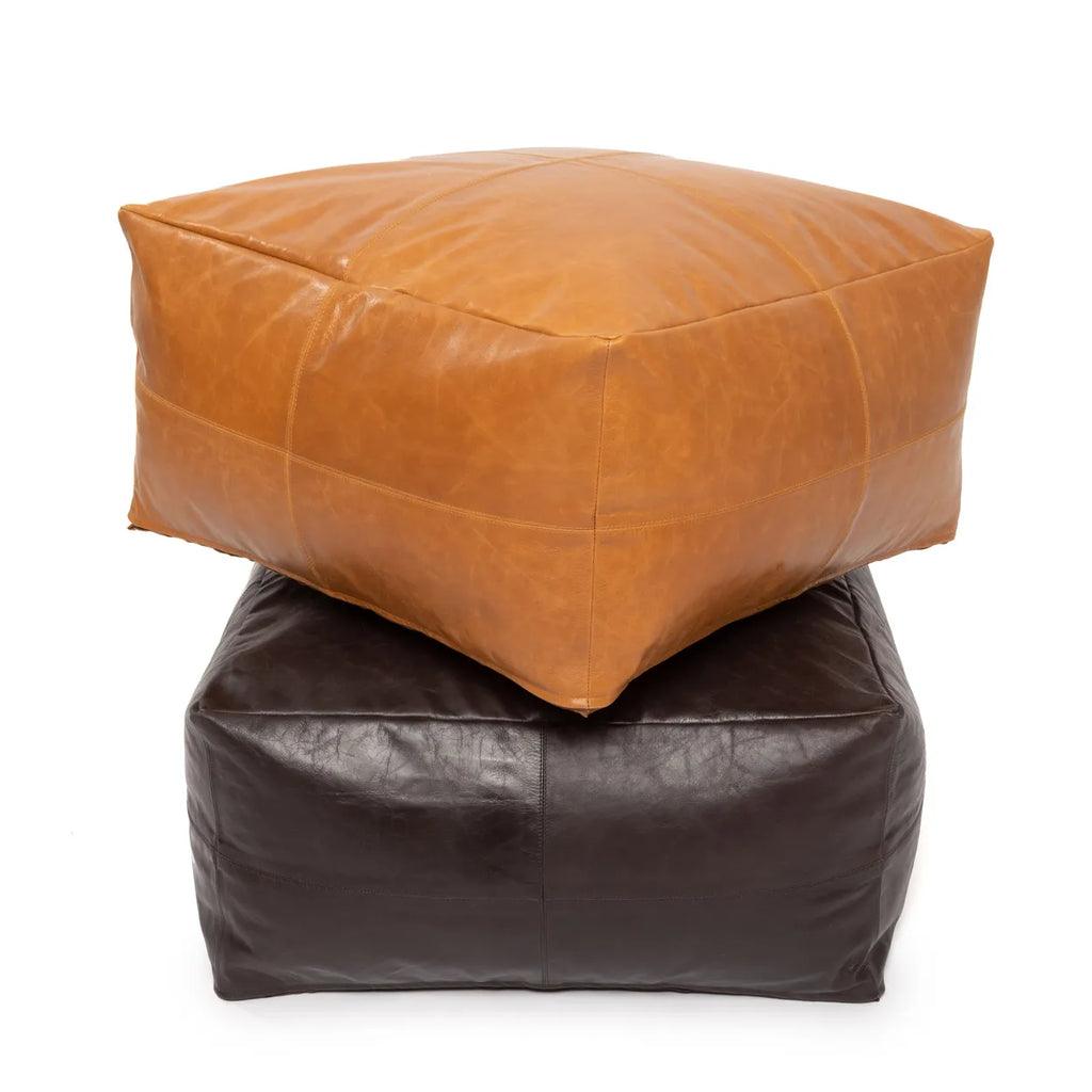 Pouf moderne en cuir marron dans un salon minimaliste.