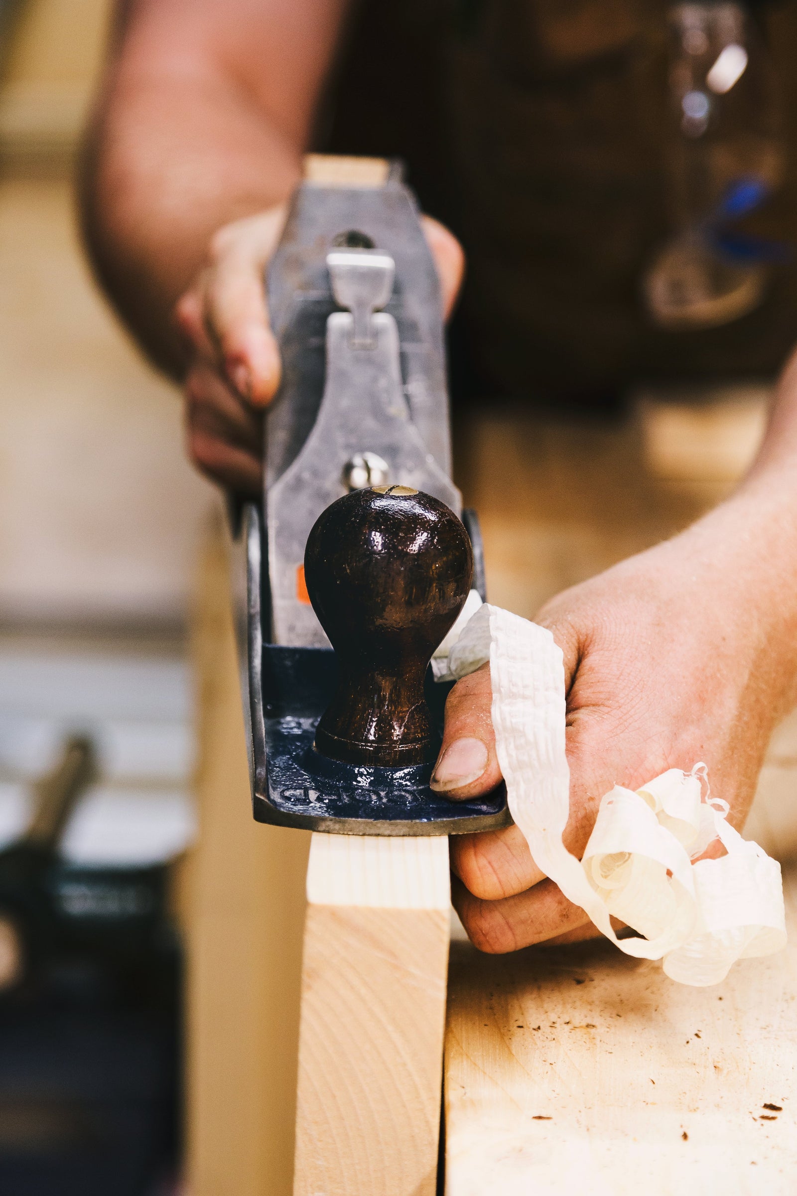 Réparation des Meubles en Bois Naturel : Conseils Essentiels pour Restaurer et Réparer Votre Mobilier