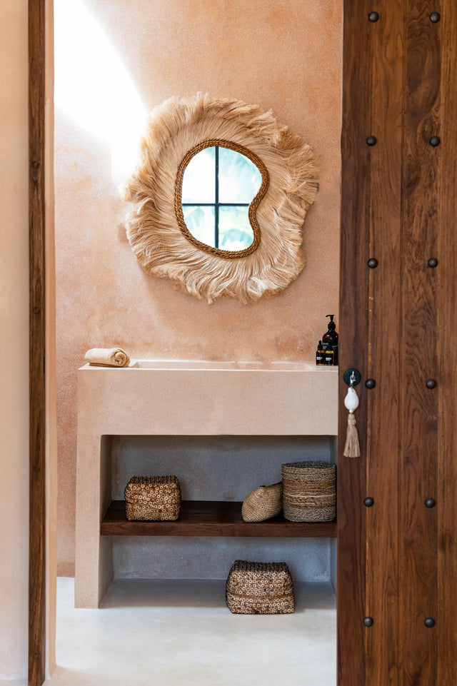 The La Principessa Mirror’s finely crafted abaca grass frame evokes a sense of refined luxury, making it an exquisite addition to any room