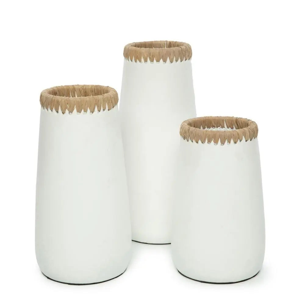 Add a minimalist touch to your decor with the Large Sneaky Vase, crafted from natural white terracotta and adorned with raffia, ideal for small spaces