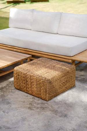 Compact and functional natural hyacinth pouffe, with a 60 cm square design, perfect for living rooms or bedrooms