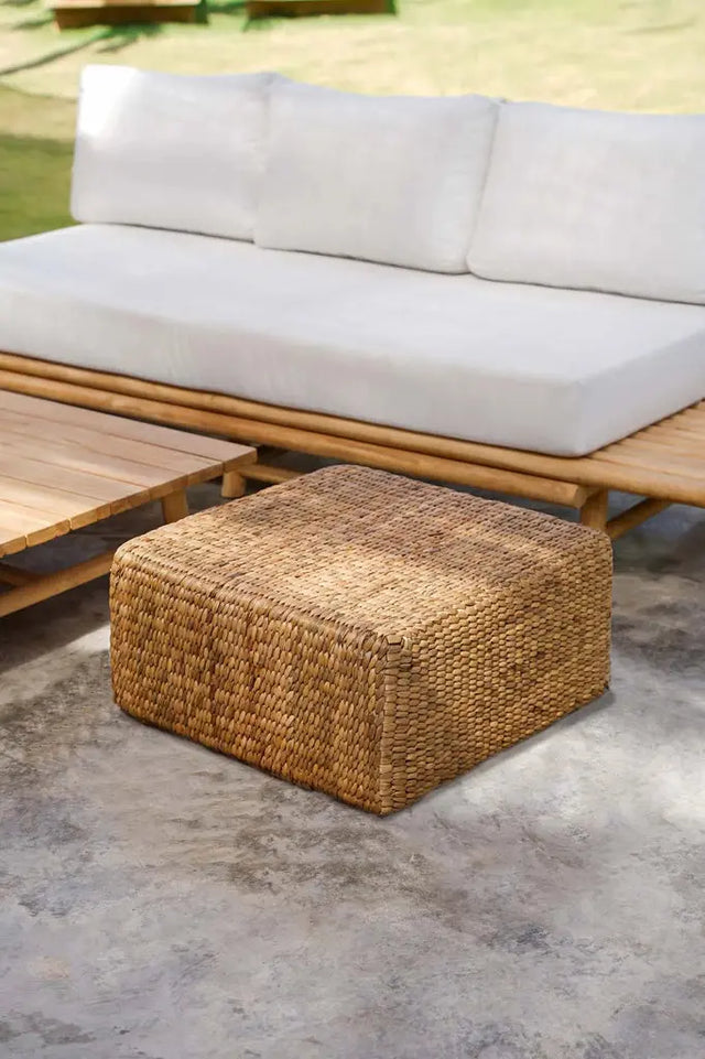 Compact and functional natural hyacinth pouffe, with a 60 cm square design, perfect for living rooms or bedrooms