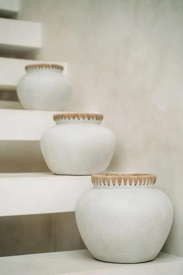 The 'Styly' Vase in terracotta with rattan detailing brings a coastal touch to your home decor, ideal for showcasing dry flowers