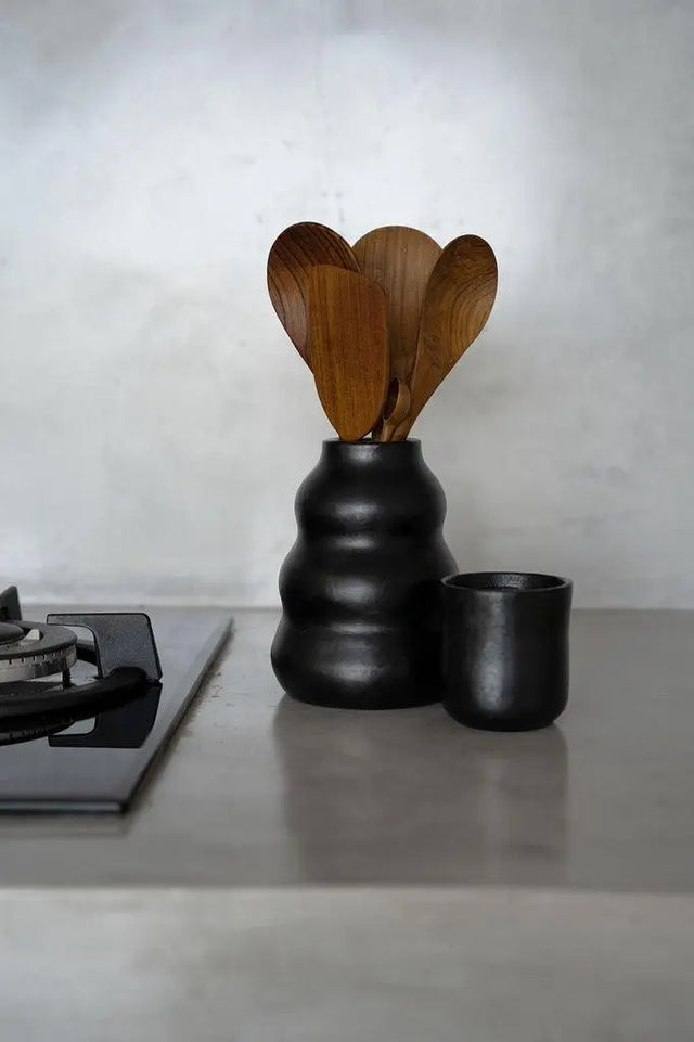 Add a touch of elegance to your kitchen or table with this black terracotta vase. Perfect for dried flowers or kitchen utensils, this food-safe piece brings charm to any space.