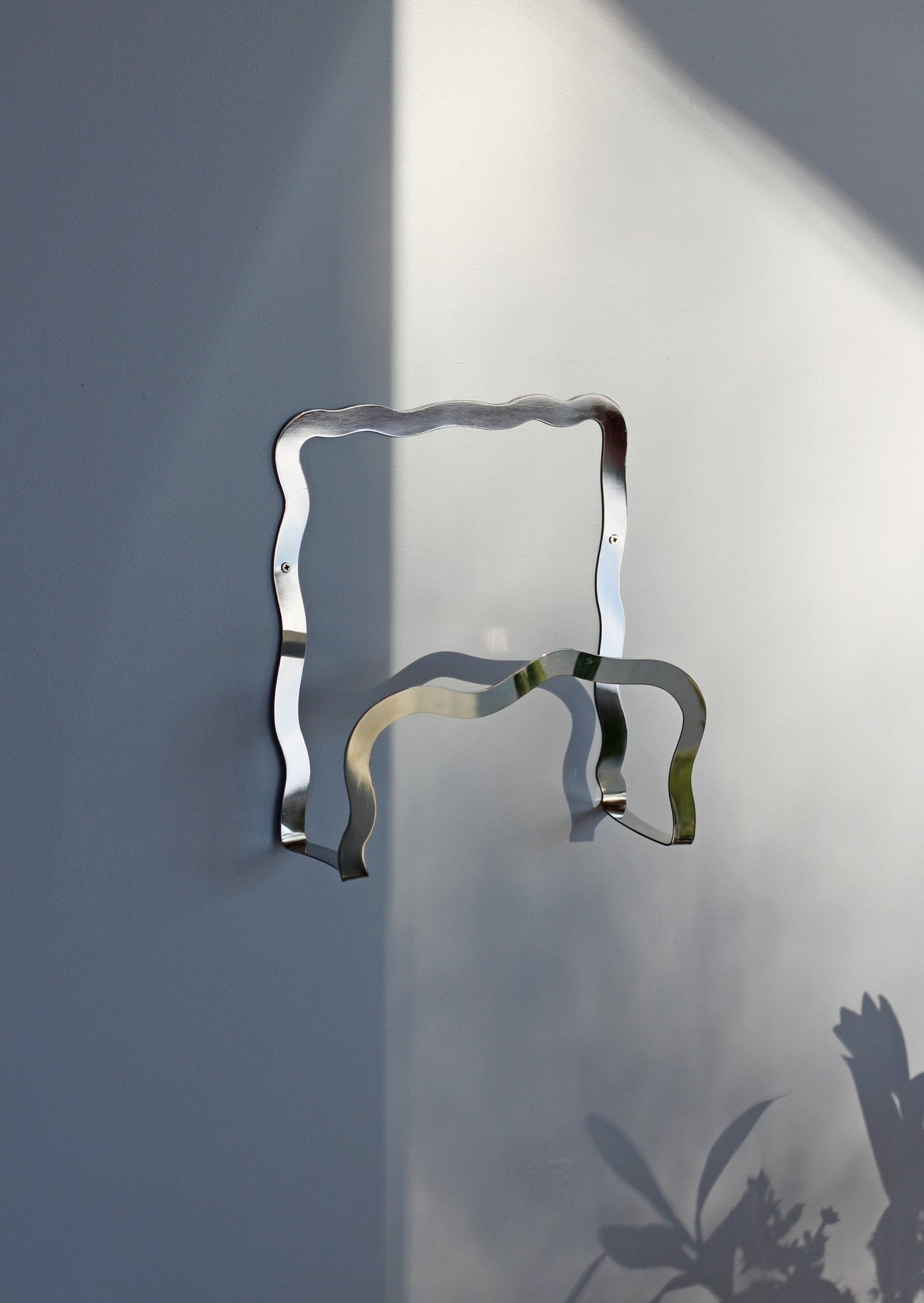 Porte-magazines mural - Chrome brillant avec design en vague artistique par Stences