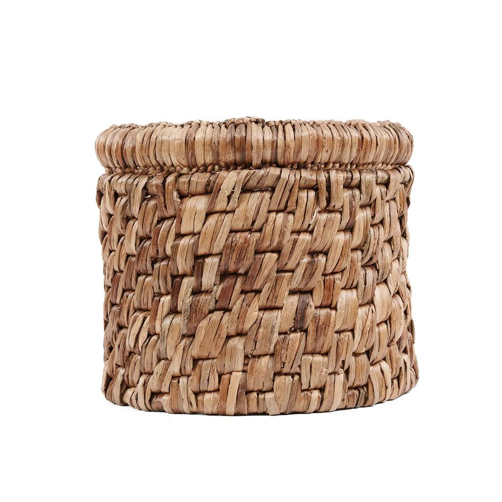 Choppy Mand Laundry Basket, filled with cozy blankets, highlighting its spacious design and natural aesthetic in a cozy living space.